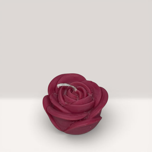 Yksityiskohtainen kukkakynttilä ruusun muodossa.