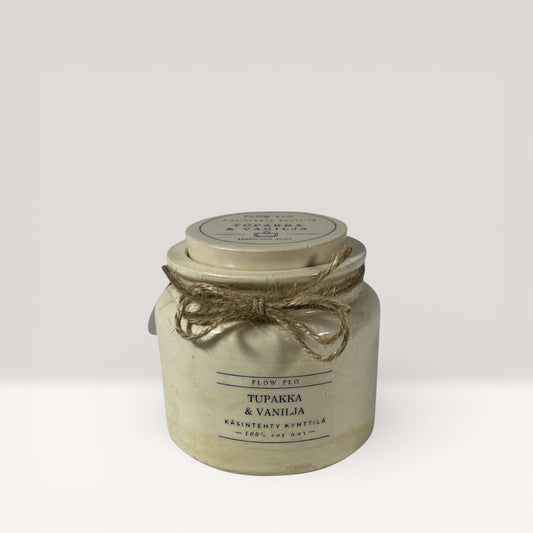 Flow Flo Tabak & Vanilja -käsintehty tuoksukynttilä vaaleanbeigessä rustiikkisessa purkissa juuttinarukoristeella puupöydällä – lämmin ja kodikas ekologinen soijavaha kynttilä sisustukseen
