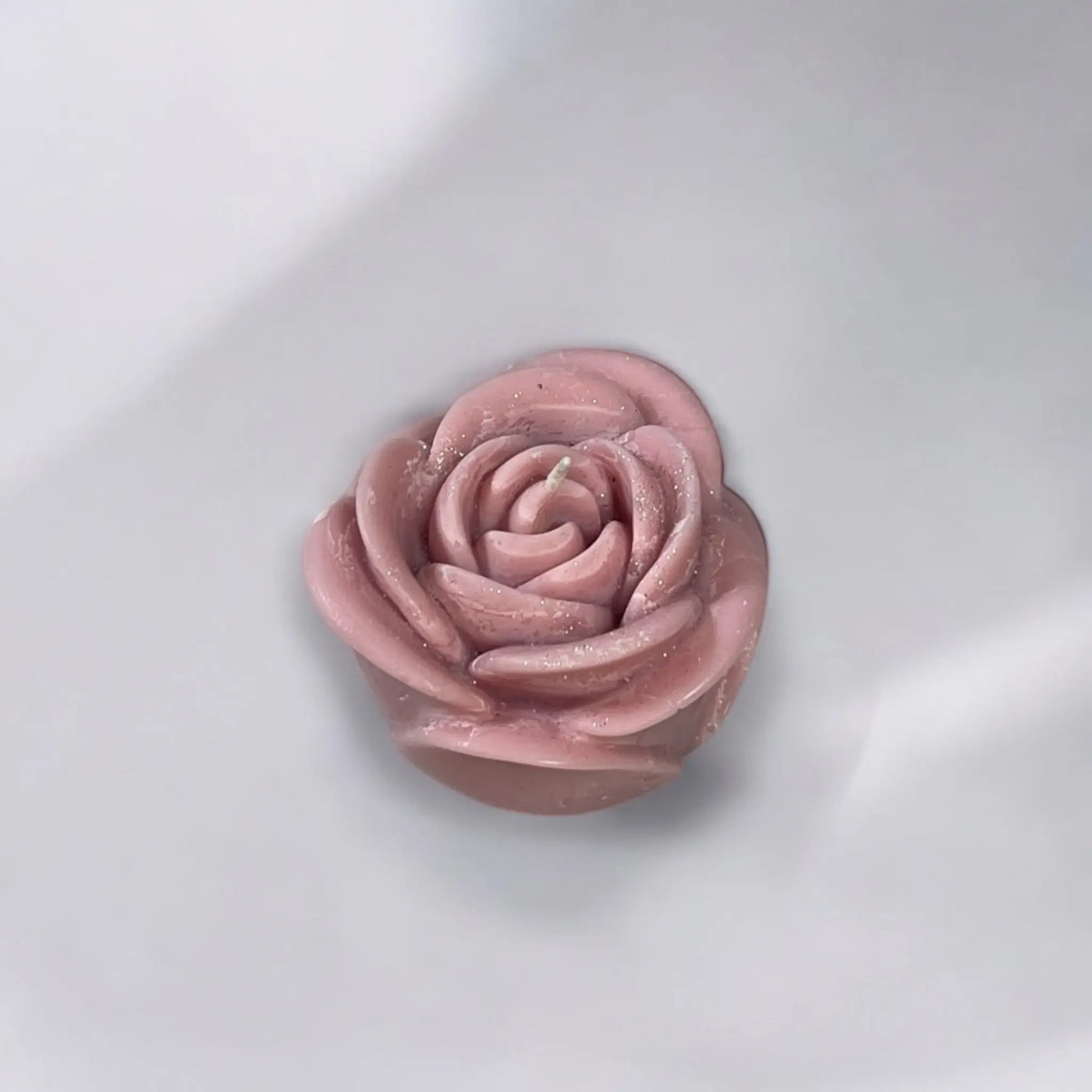 Red rose candle with a charming gift-ready presentation.