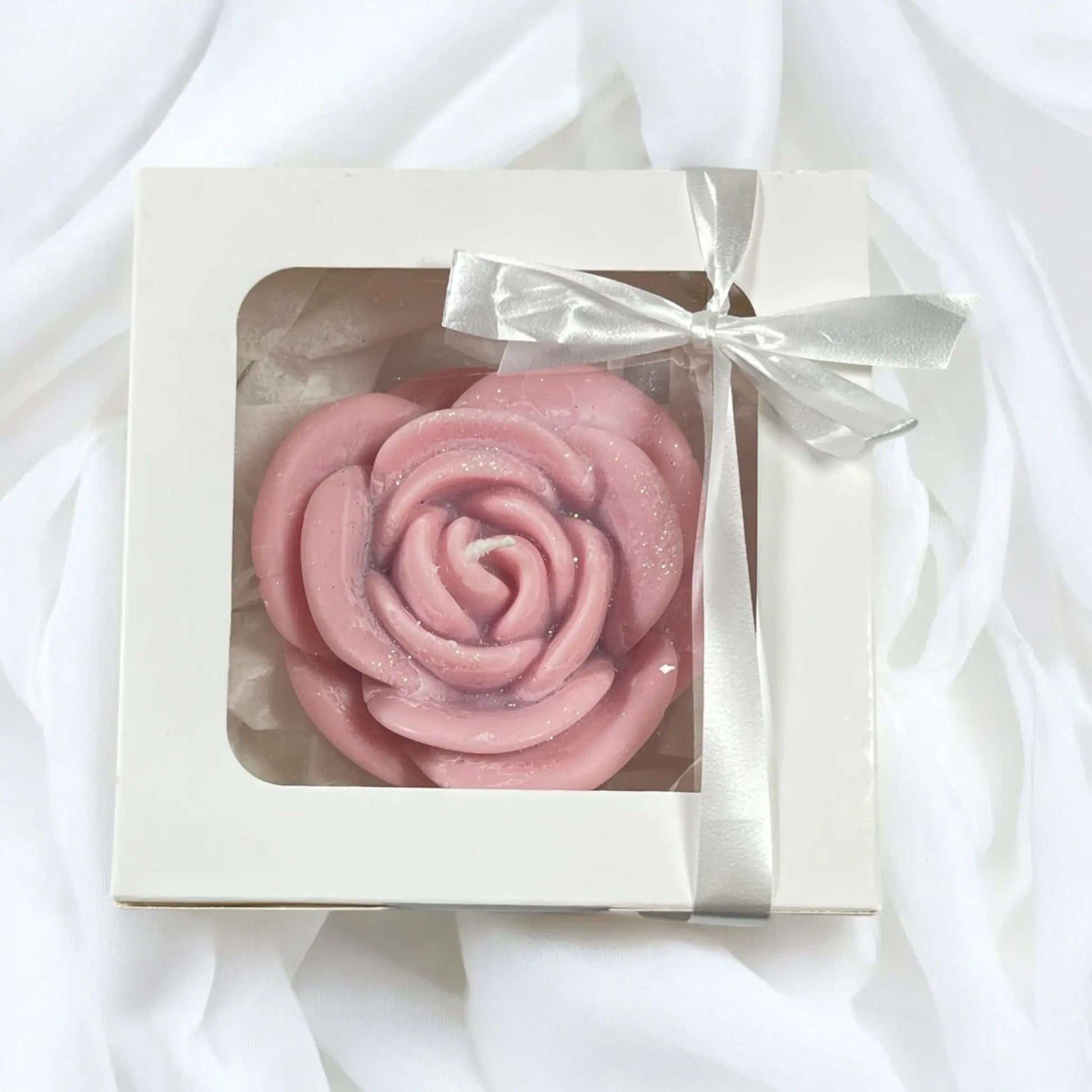 Flower-inspired candle in gift box – ideal for home decor