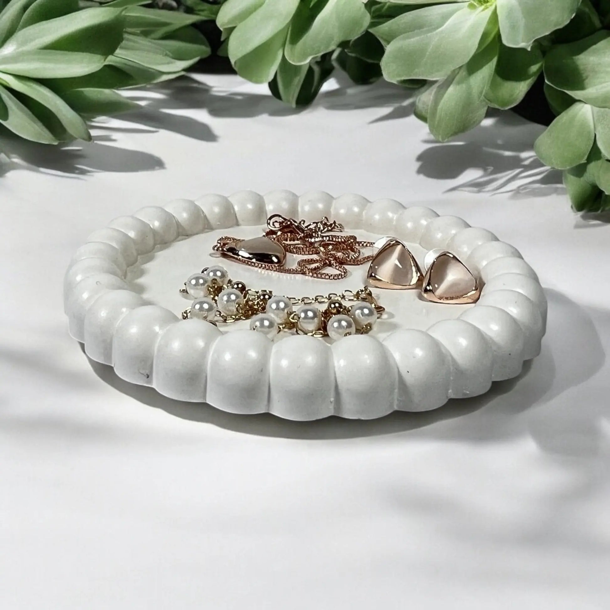 Trendy candle tray to complement your interior design with sophistication.