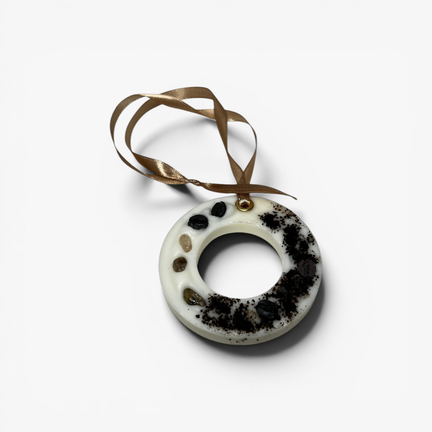 Kahvi-aromaattinen sašetti soijavahasta beige-silkki-nauhalla ja kahvinpavuilla