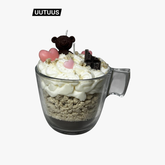 Tuoksuton soijavaha-kynttilä läpinäkyvässä lasimukissa – vaalea muru, kermavaahto ja söpö karhunvauva koristeena talvisessa ikkunalaudalla