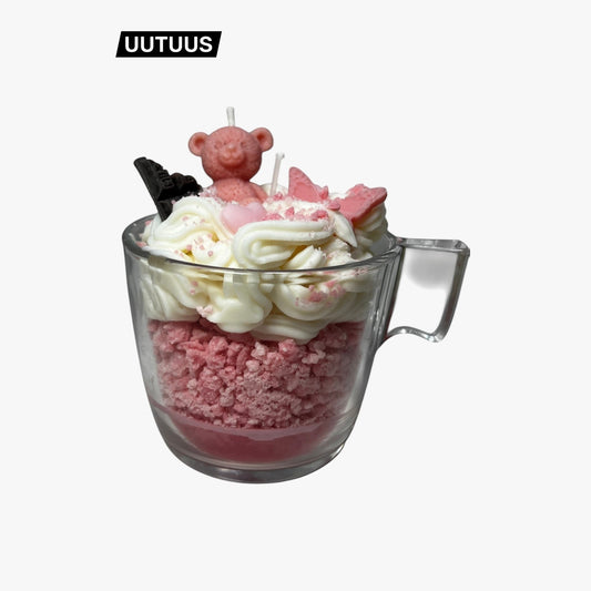 Söpö tuoksuton soijavaha-kynttilä lasimaljassa – vaaleanpunainen muru, kermavaahto ja pieni karhunvauva koristeena