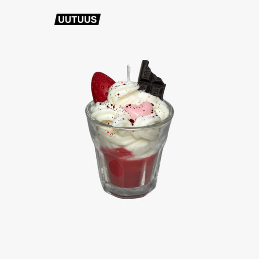 Tuoksuton soijavaha-kynttilä läpinäkyvässä lasimaljassa – kirkas mansikkakerros, pehmeä kermavaahto, tuore mansikka ja suklaanpala koristeena