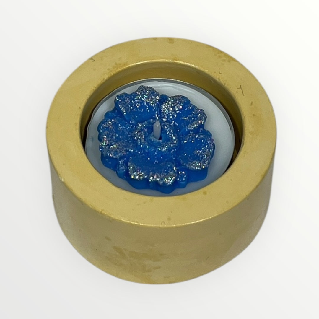 Sininen kukkakynttilä soijavahasta kipsisessä Lämpökynttiläkupissa