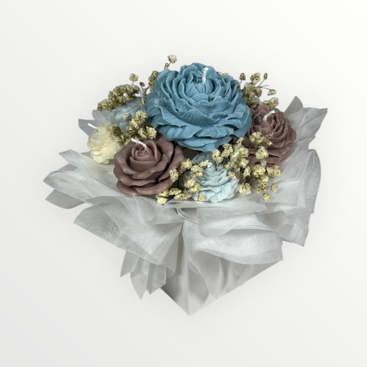 Sinisävyinen käsintehty kynttiläkukkakimppu, jossa soijavahasta valetut kukkakynttilät ja valkoiset kuivakukat.