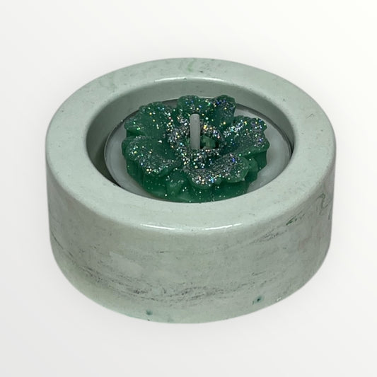 Lähikuva: soijavahainen kukka-Lämpökynttilä ja kipsinen Lämpökynttiläkuppi