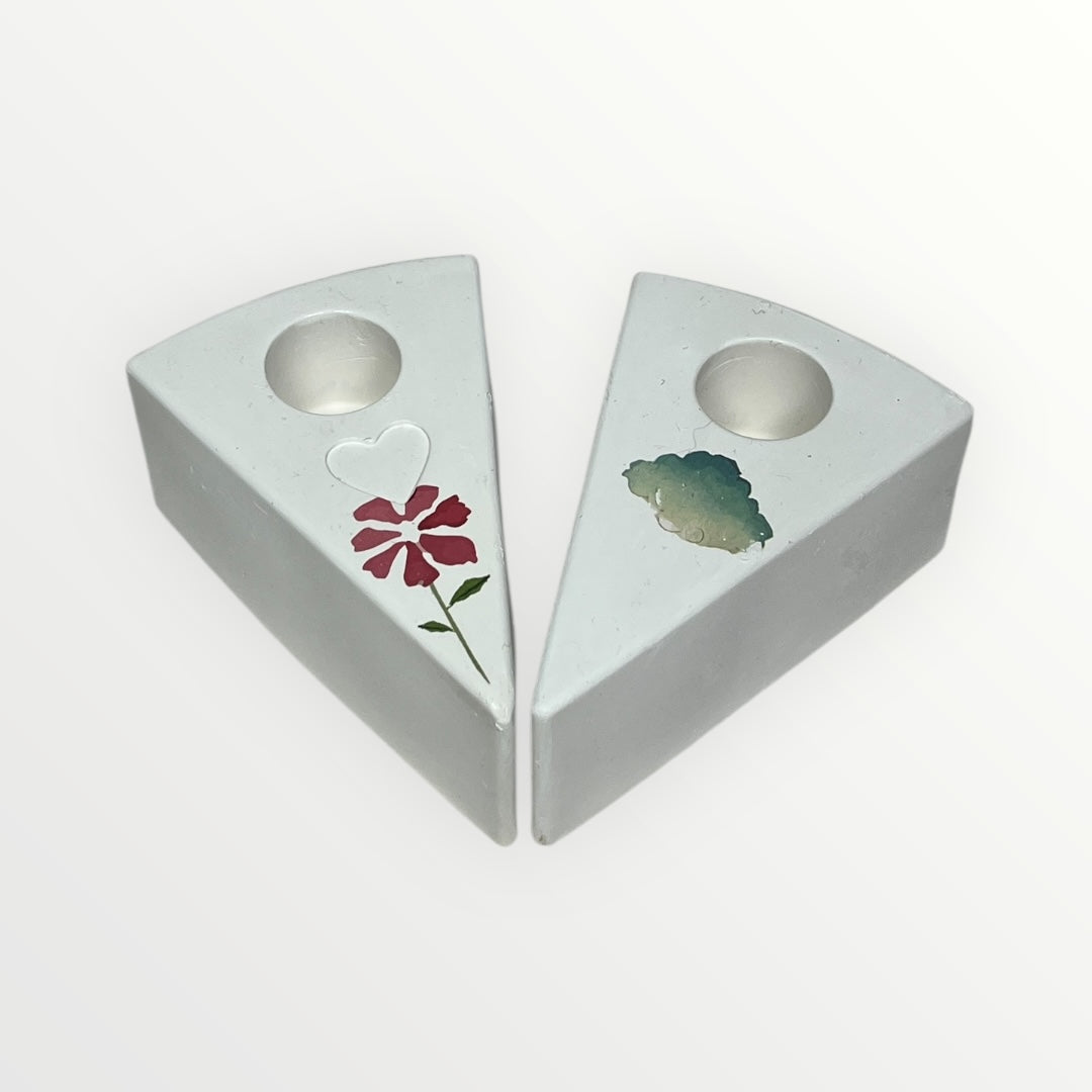 Käsintehty kipsinen kruunukynttilänjalka kukkakoristeella – valkoinen