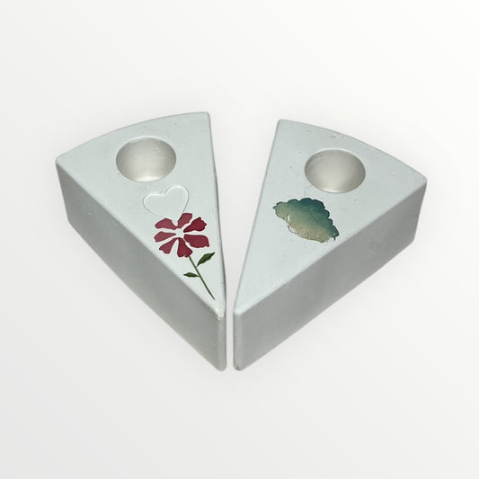 Käsintehty kipsinen kruunukynttilänjalka kukkakoristeella – valkoinen