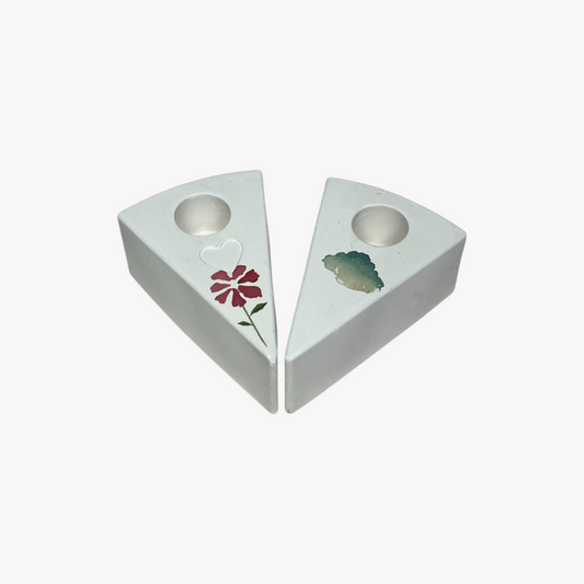 Käsintehty kipsinen kruunukynttilänjalka kukkakoristeella – valkoinen