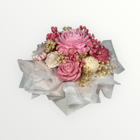 Soijavahasta valmistettu kukkakimppu koristekuivakukilla