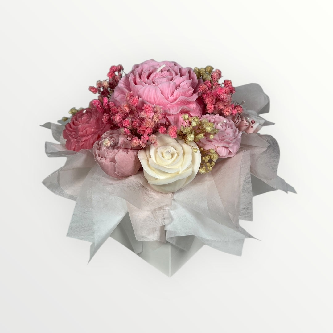 Käsintehty vaaleanpunainen kukkakynttiläkimppu