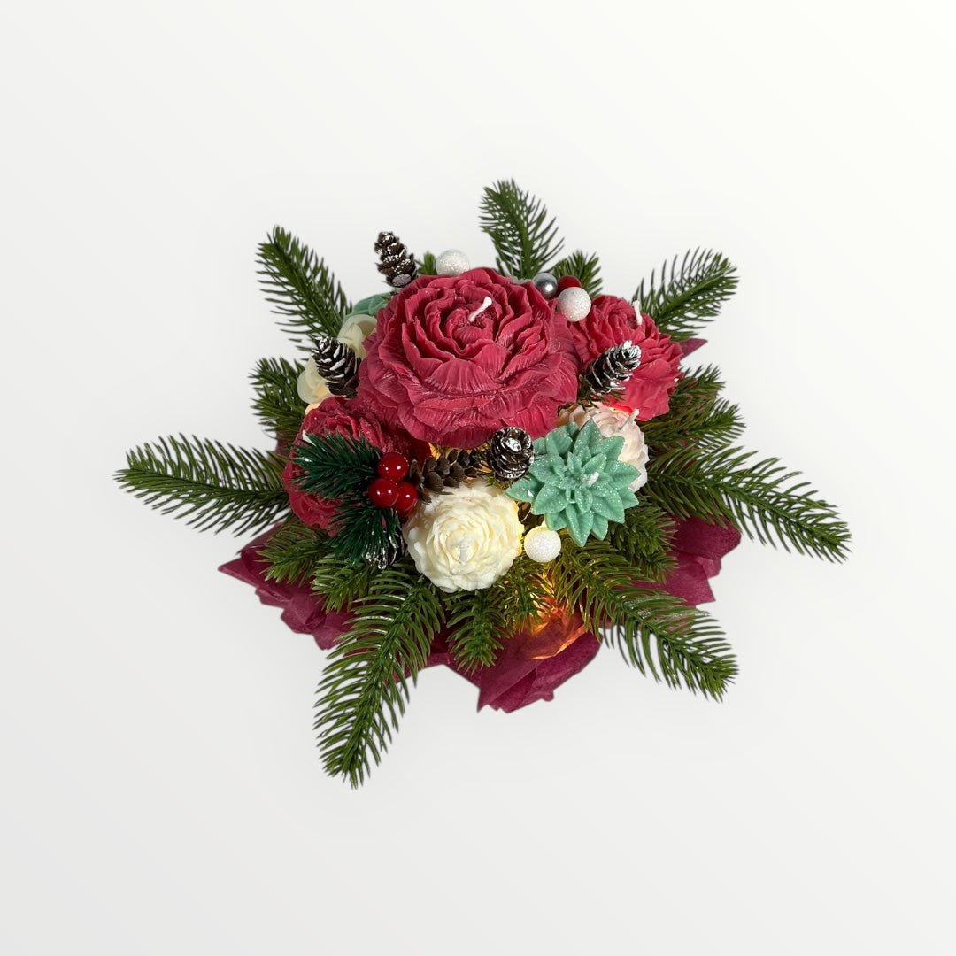 Jouluinen kynttiläkukkakimppu punaisilla ja valkoisilla soijavahakukilla ja havukoristeilla.