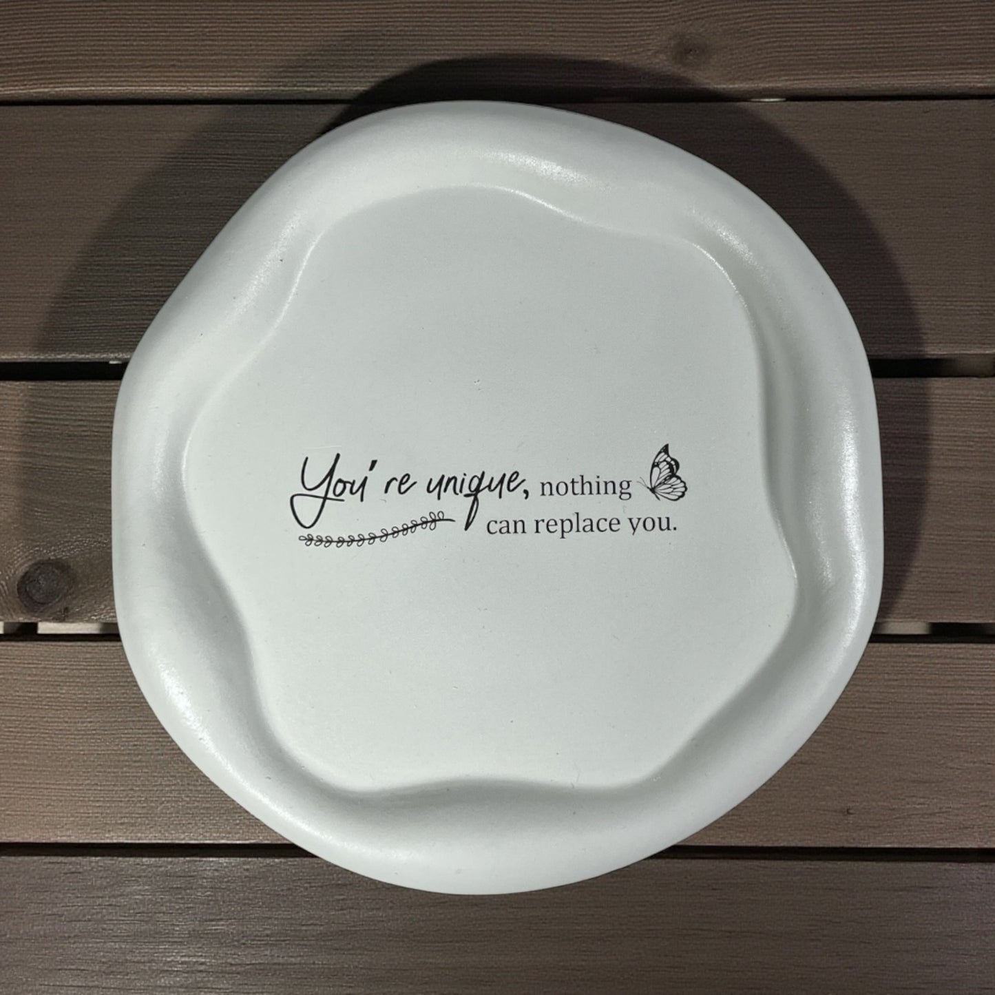 Valkoinen kipsilautanen inspiroivalla lainauksella