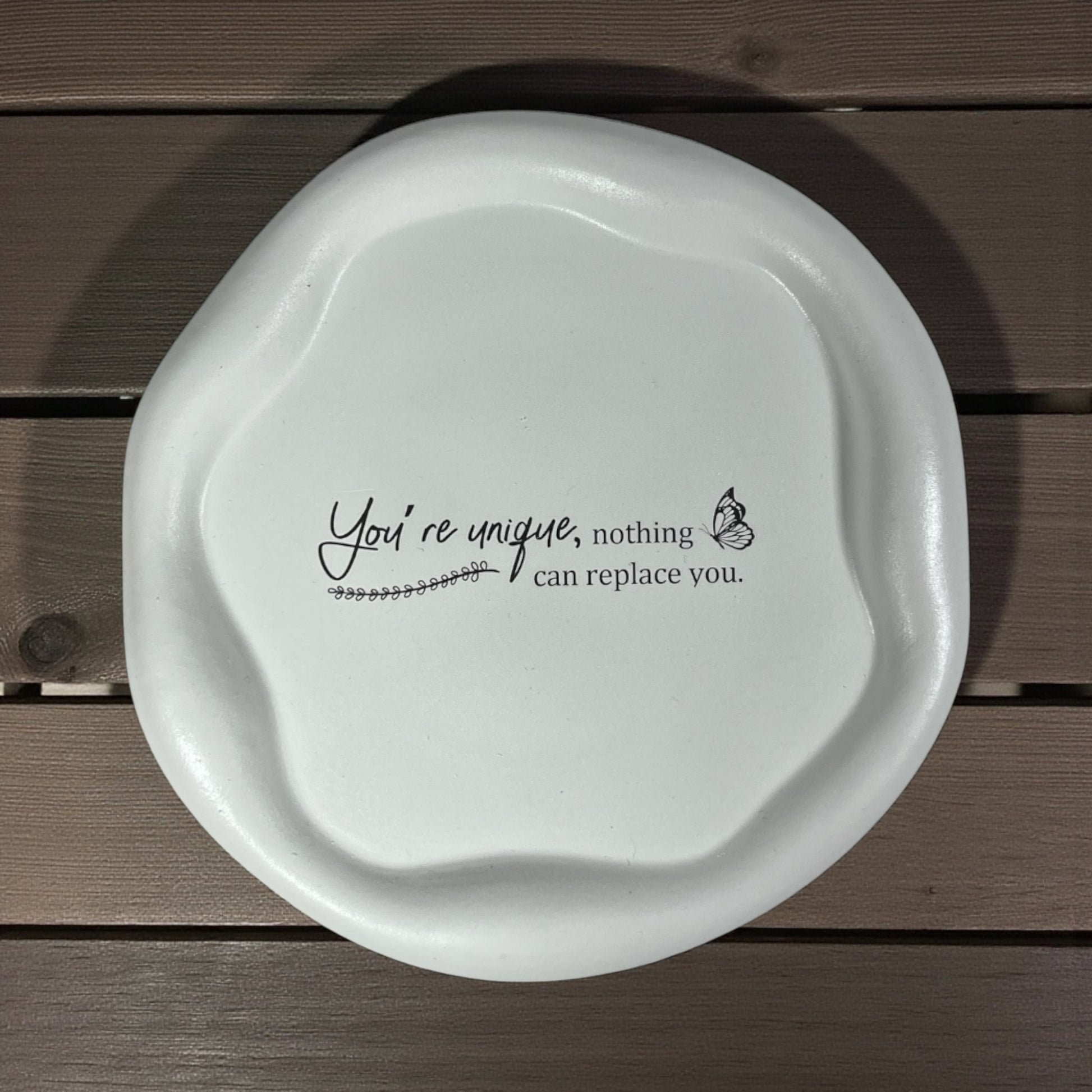 Valkoinen kipsilautanen inspiroivalla lainauksella