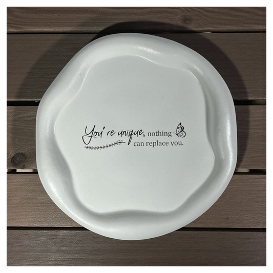 Valkoinen kipsilautanen inspiroivalla lainauksella