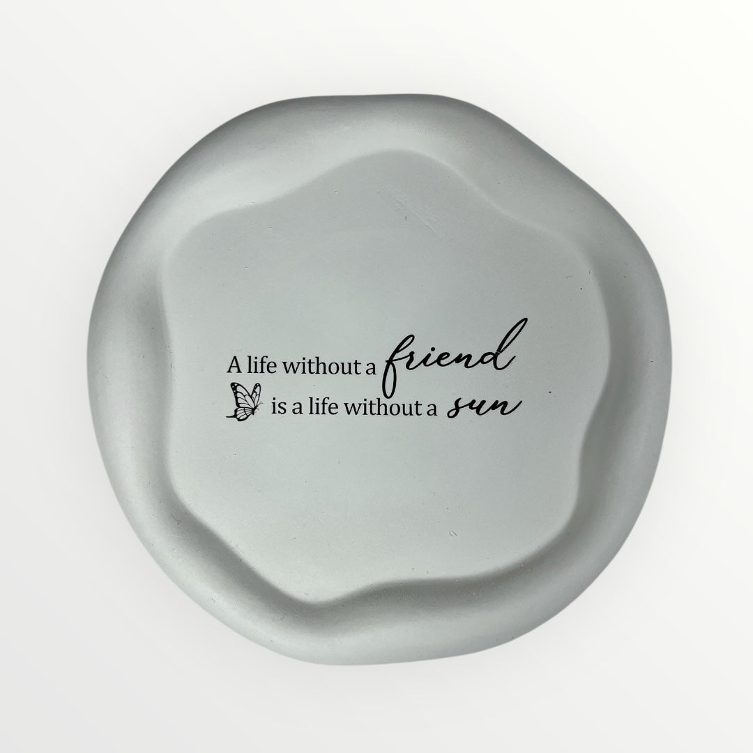 Käsintehty keraaminen lautanen tekstillä – Flow-Flo Studio