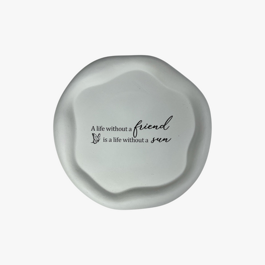 Käsintehty keraaminen lautanen tekstillä – Flow-Flo Studio