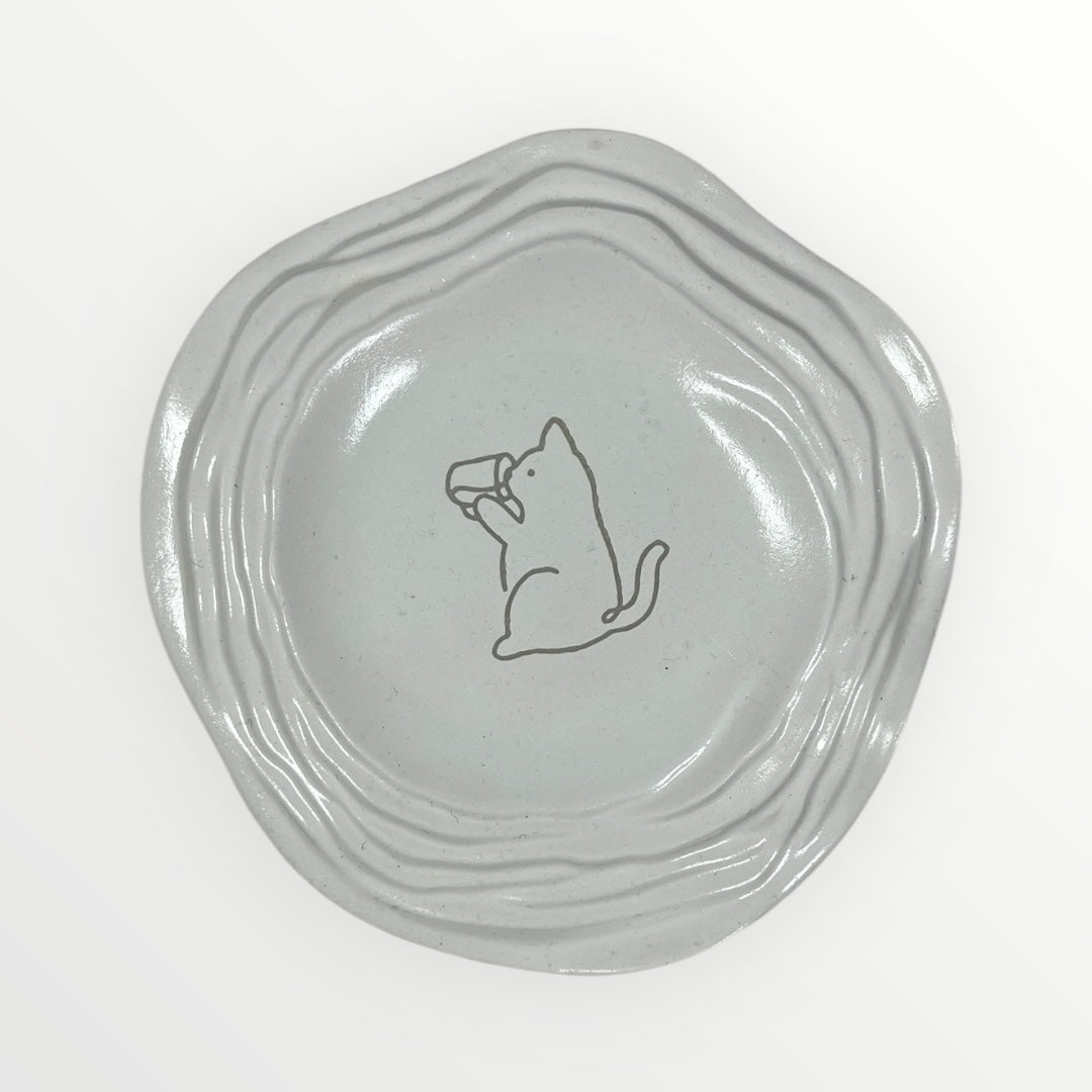 Käsintehty kipsitarjotin aaltoilevalla reunalla ja kissakuviolla