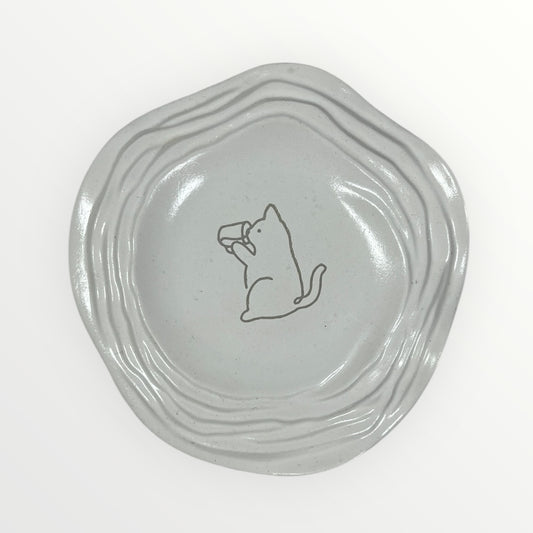 Käsintehty kipsitarjotin aaltoilevalla reunalla ja kissakuviolla