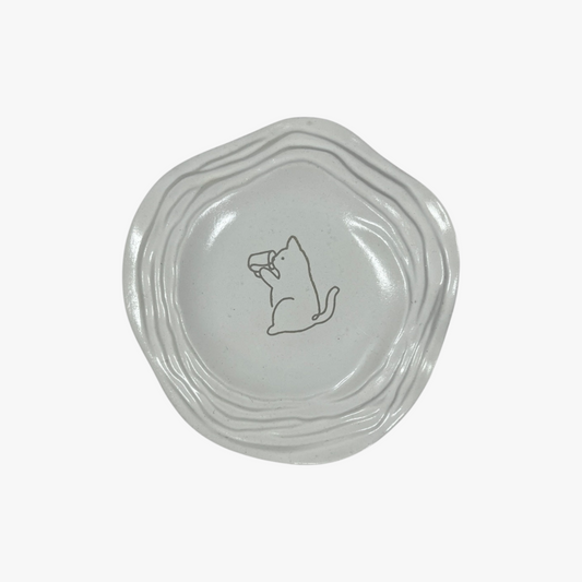 Käsintehty kipsitarjotin aaltoilevalla reunalla ja kissakuviolla