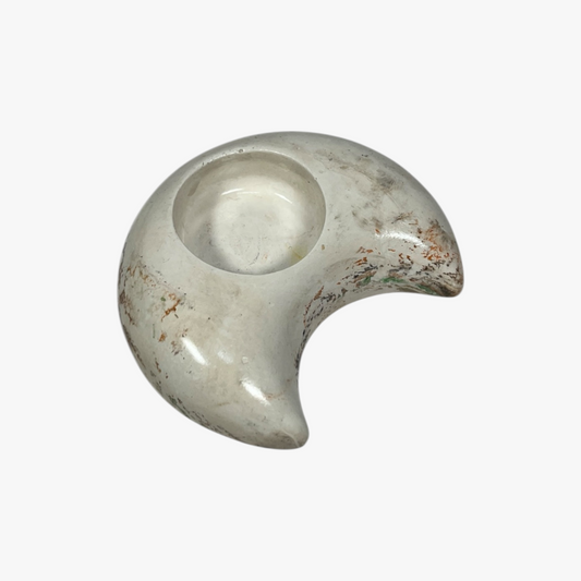 Marmoroitu lämpökynttiläkuppi ja koristeellinen kukkakynttilä