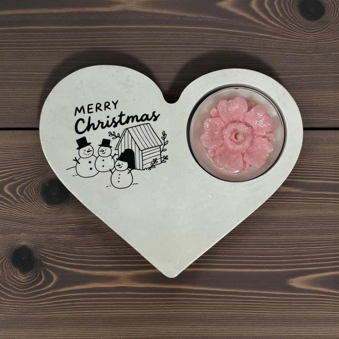 Sydänmuotoinen kynttiläkuppi tekstikoristeella ja kukkakynttilällä