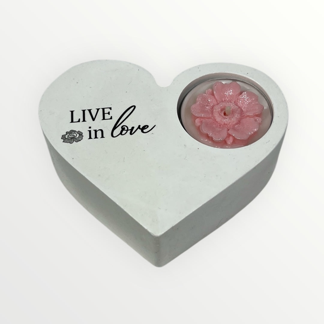 Sydänmuotoinen kynttiläalusta ja vaaleanpunainen kukkakynttilä – käsintehty
