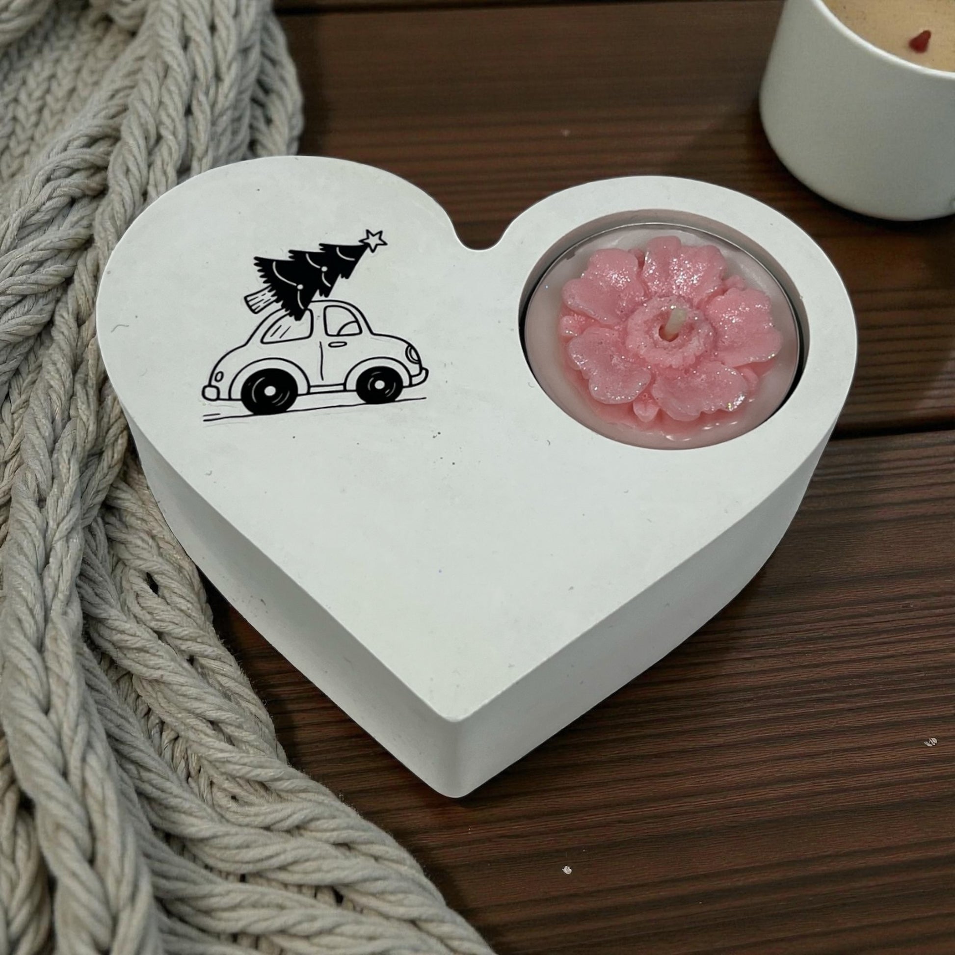 Sydänmuotoinen kynttiläkuppi tekstikoristeella ja kukkakynttilällä