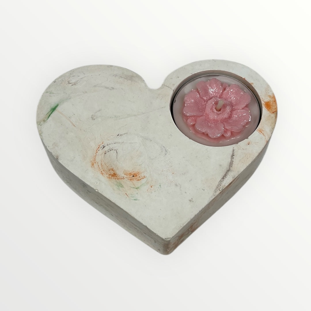 Valkoinen sydämenmuotoinen kipsinen Lämpökynttiläkuppi kukkakynttilällä