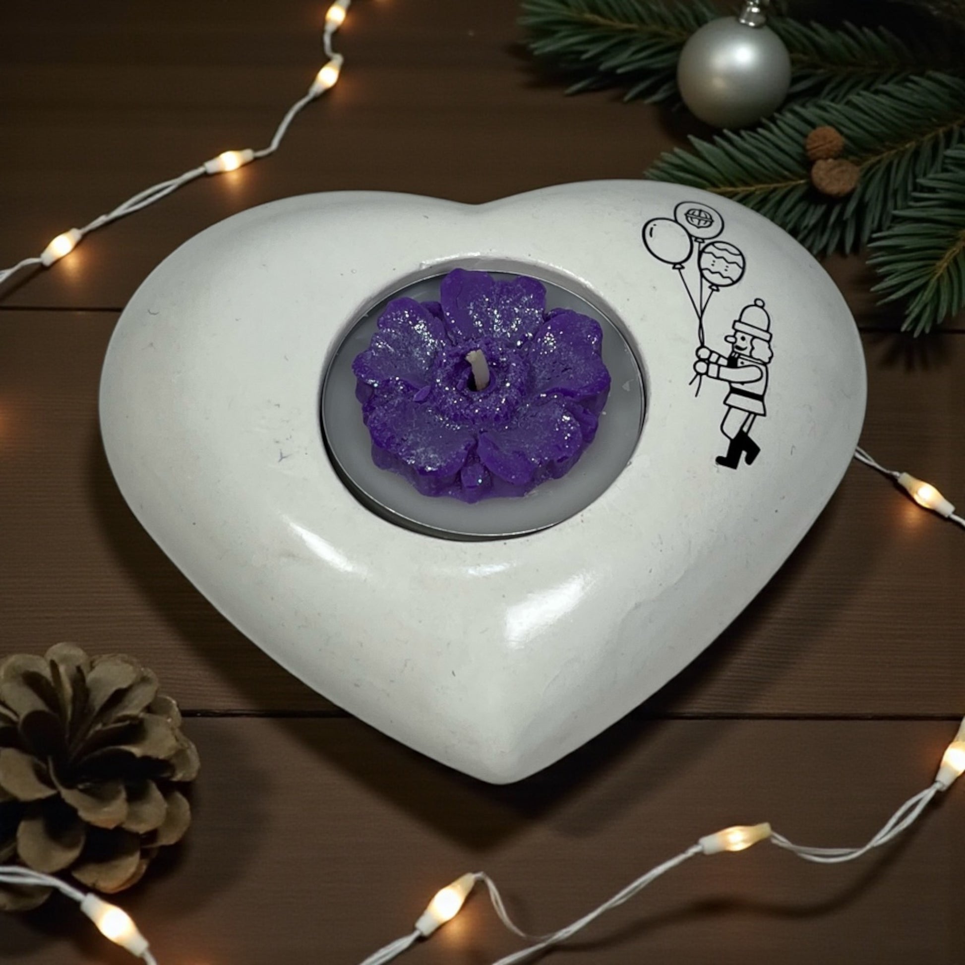 Valkoinen koristekuvioitu Lämpökynttiläkuppi ja värillinen kukkalämpökynttilä