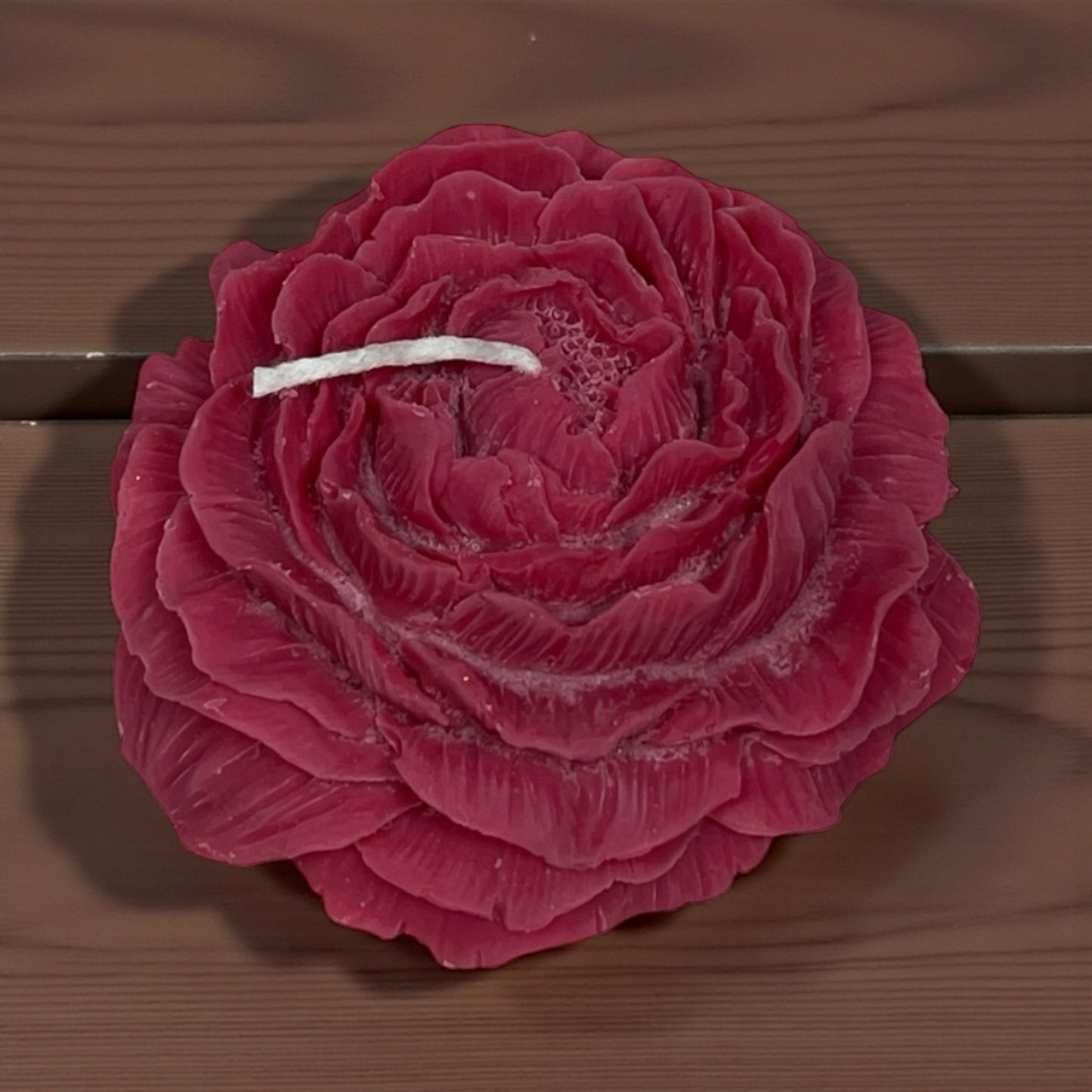 Kaunis käsintehty pionikynttilä luonnollisesta soijavahasta