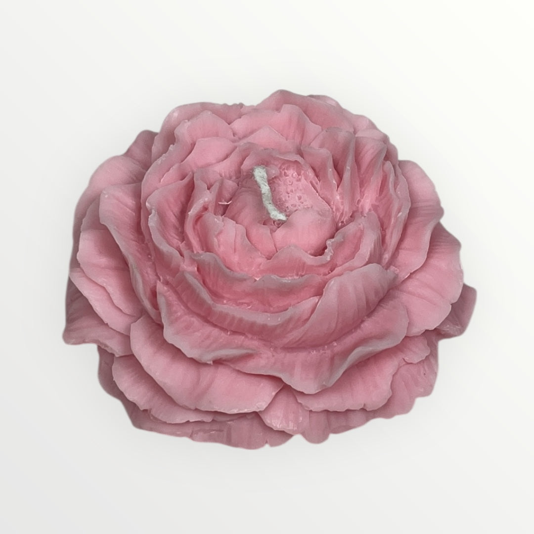 Vaaleanpunainen, käsintehty pionikynttilä – tuoksuton koristekynttilä.