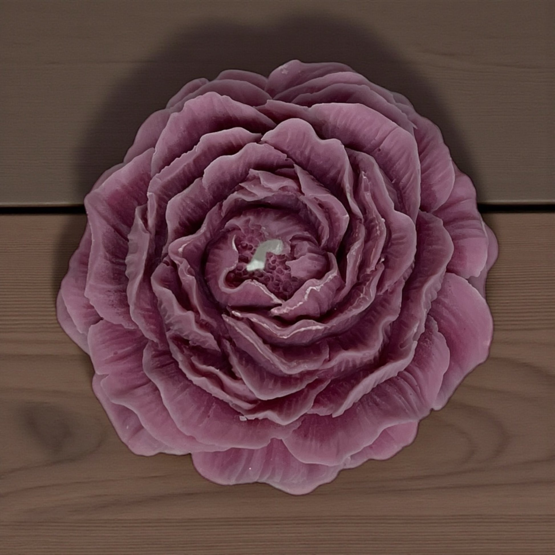 Kaunis käsintehty pionikynttilä luonnollisesta soijavahasta