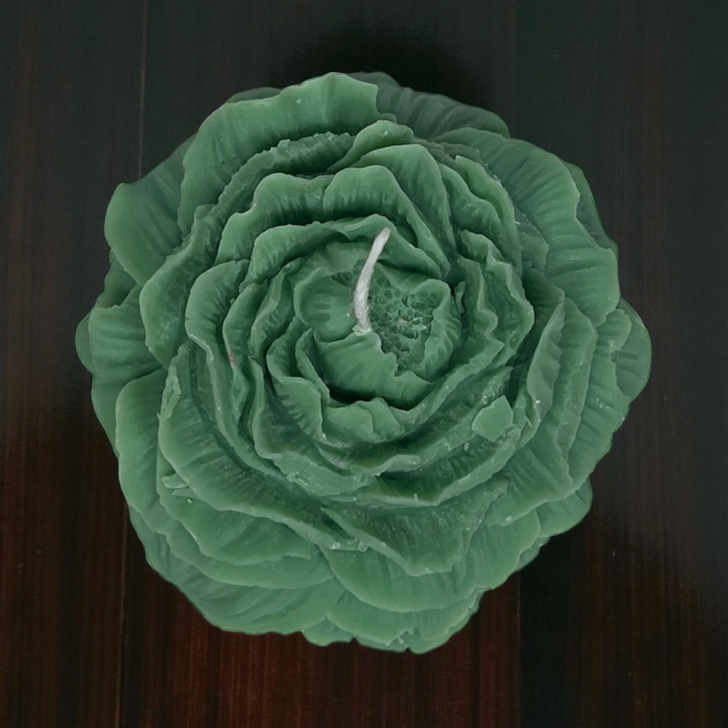 Vihreä, kukkamainen pioni-kynttilä – tuoksuton ja käsintehty.
