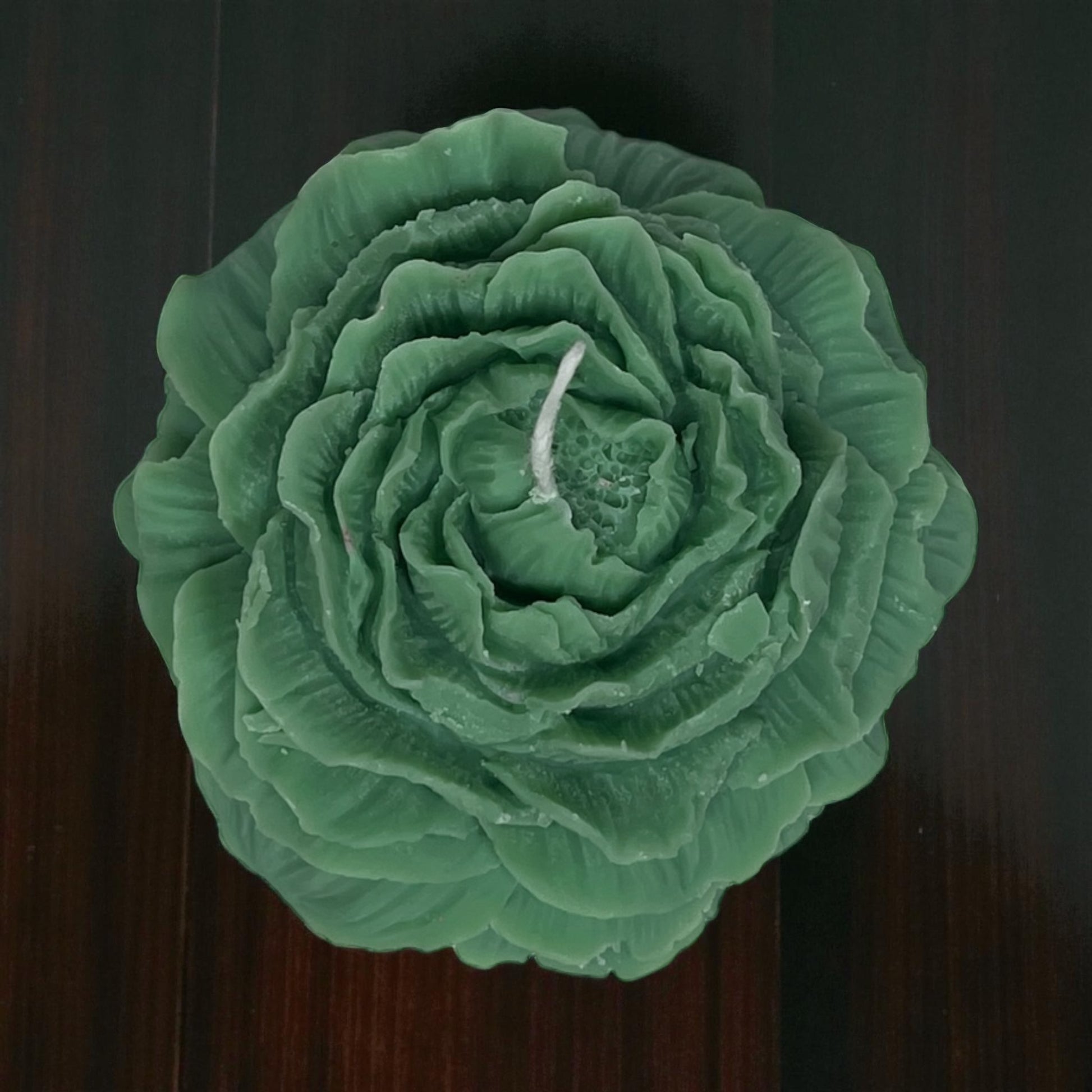 Vihreä, kukkamainen pioni-kynttilä – tuoksuton ja käsintehty.
