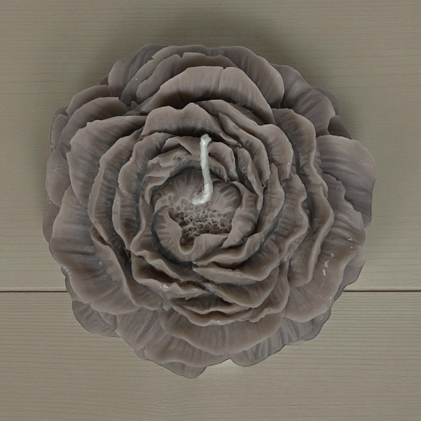 Käsintehty pionin muotoinen soijavahakynttilä lahjarasiassa – Flow-Flo