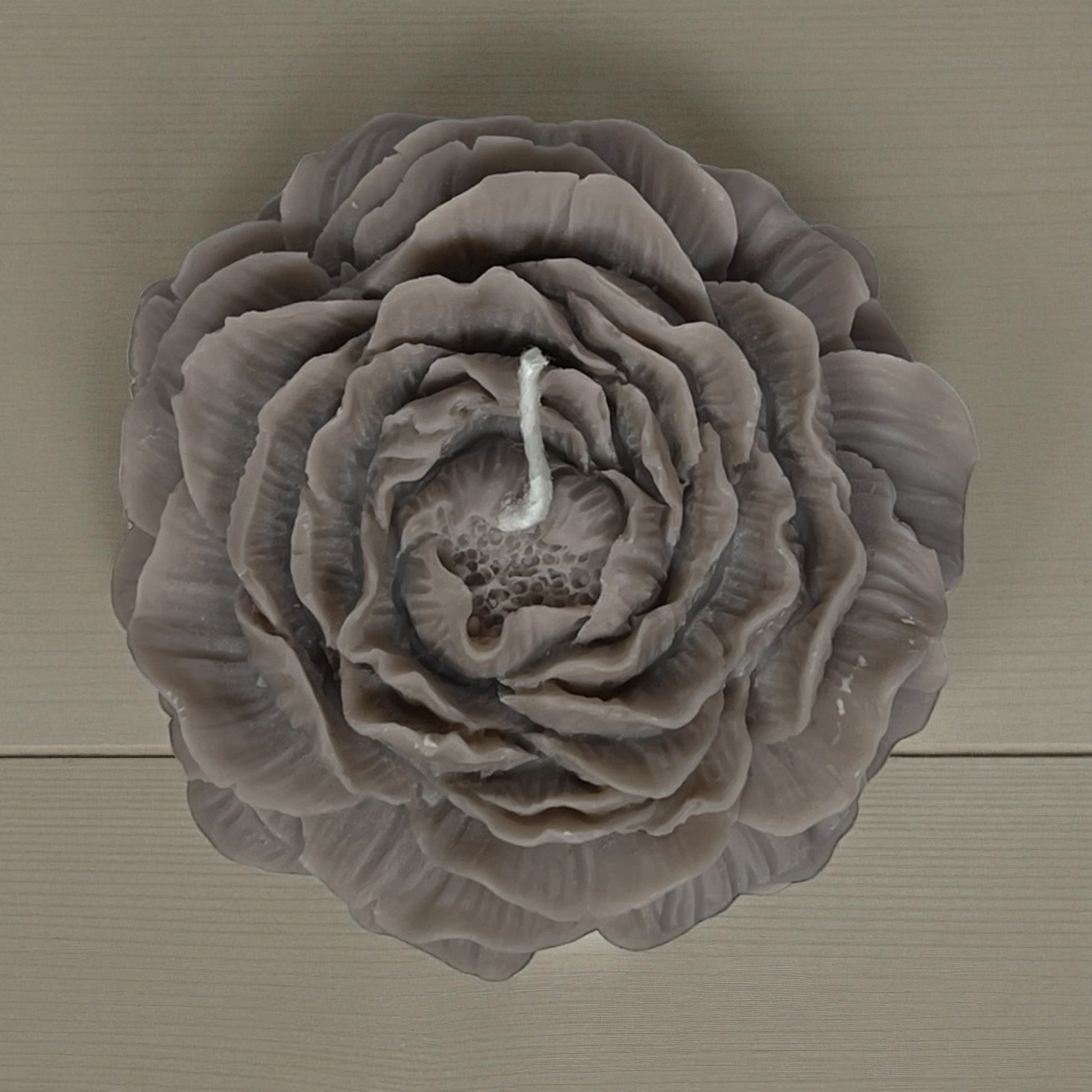 Käsintehty pionin muotoinen soijavahakynttilä lahjarasiassa – Flow-Flo