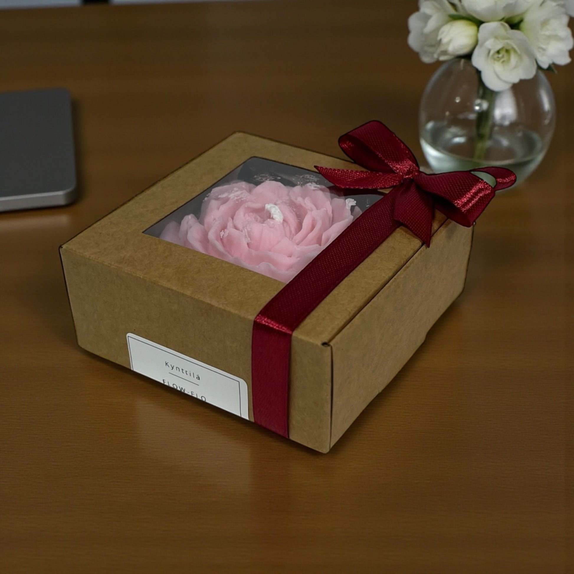 Käsintehty kukkakynttilä dekoratiivisella pionimuodolla