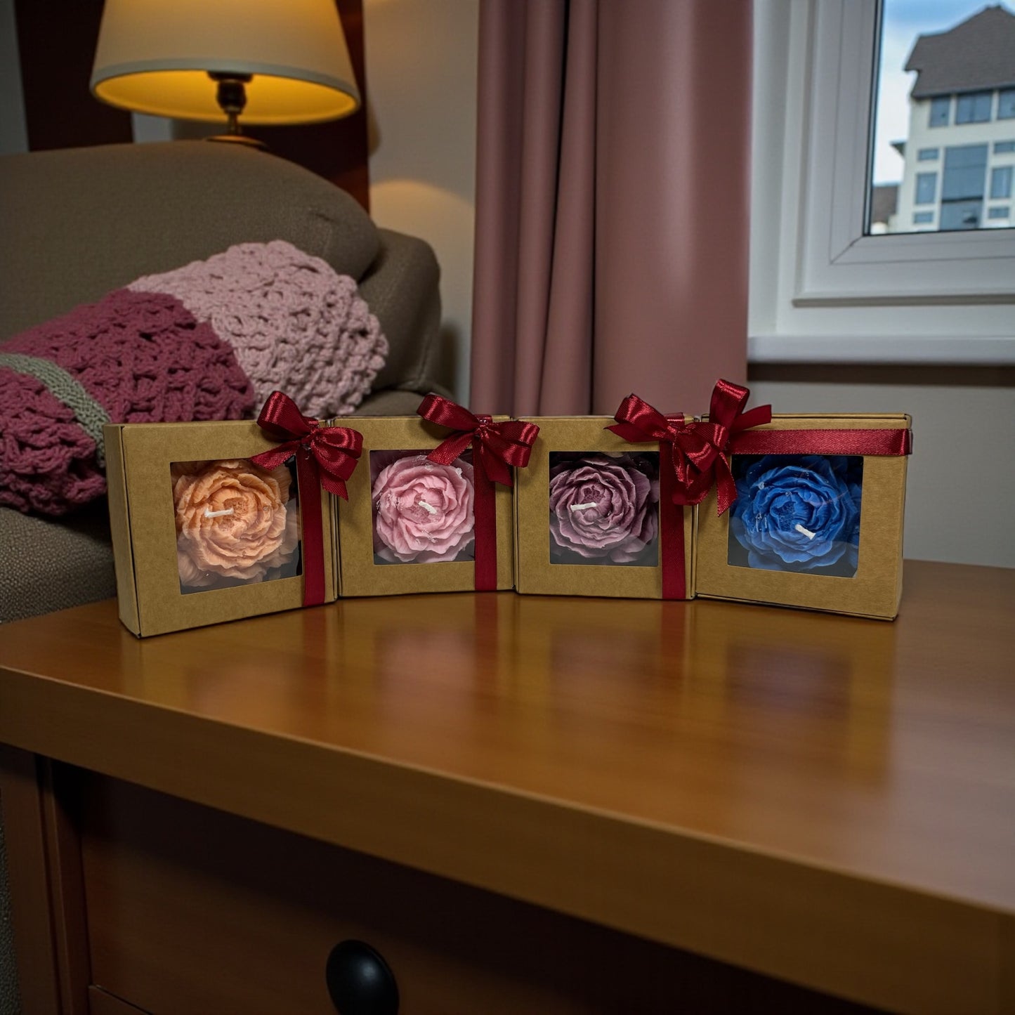 Pionin muotoon valettu tuoksuton kynttilä, luonnollinen koriste.