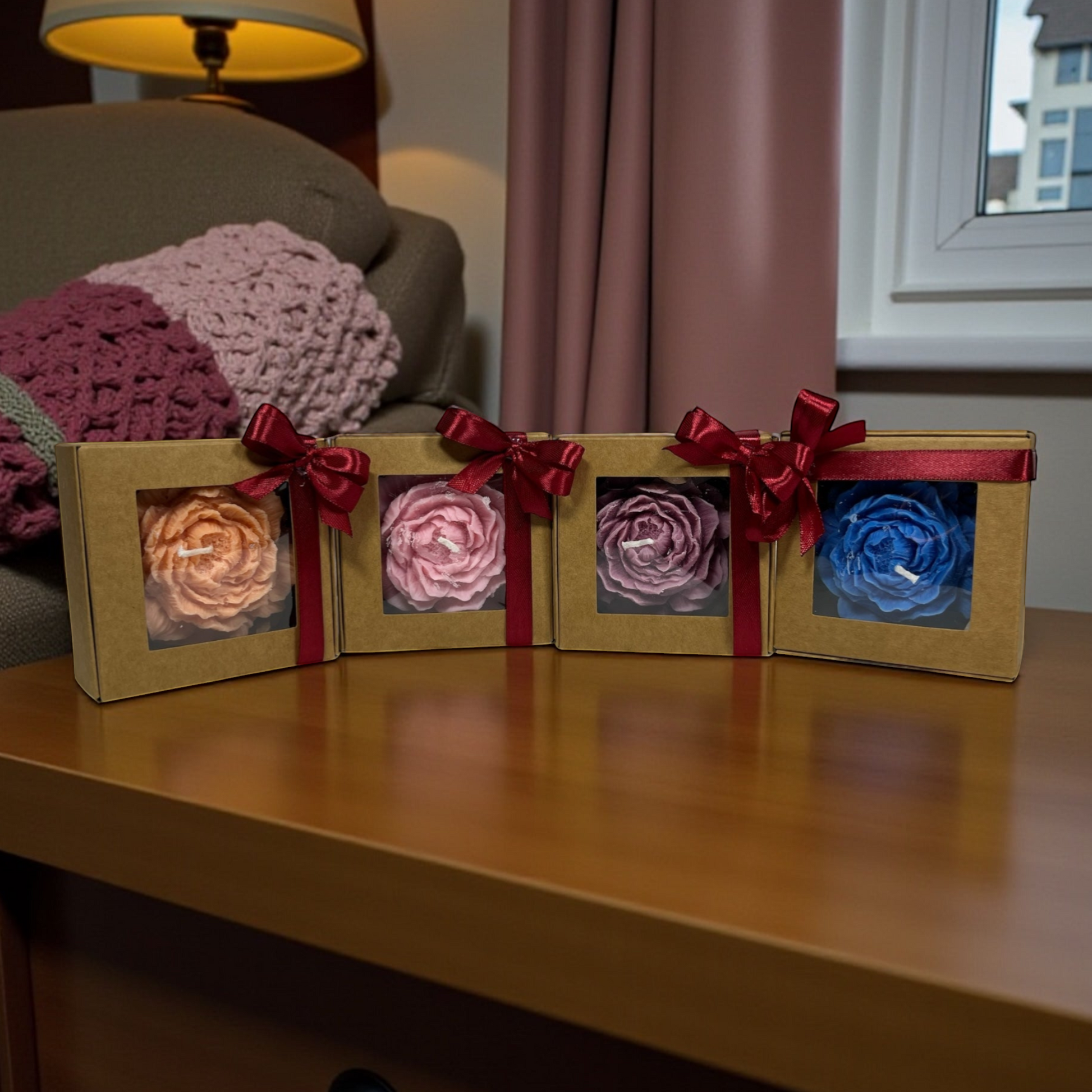 Pionin muotoon valettu tuoksuton kynttilä, luonnollinen koriste.