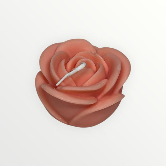 Käsin muotoiltu ruusukynttilä ainutlaatuisella kukkamuodolla.