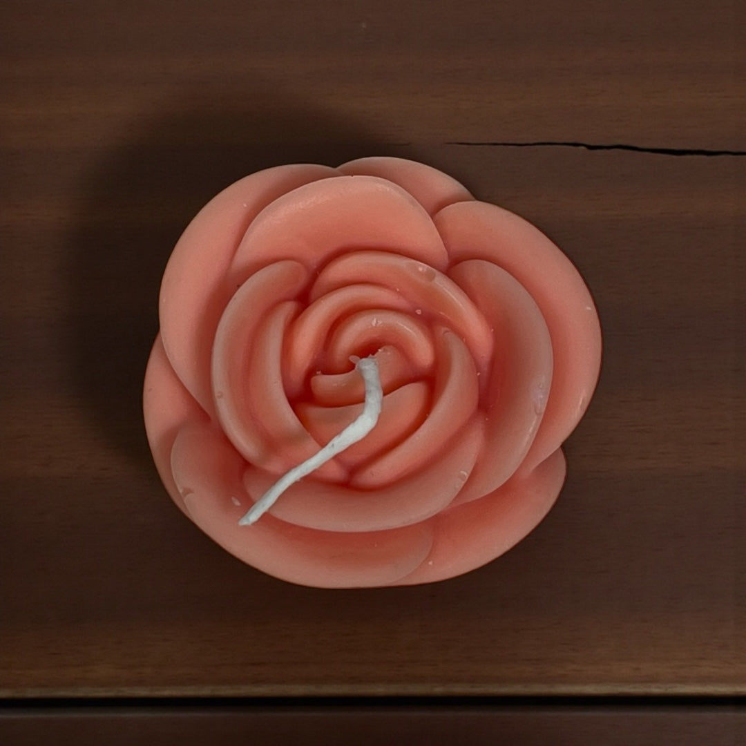 Koristeellinen ruusukynttilä kodin sisustukseen.