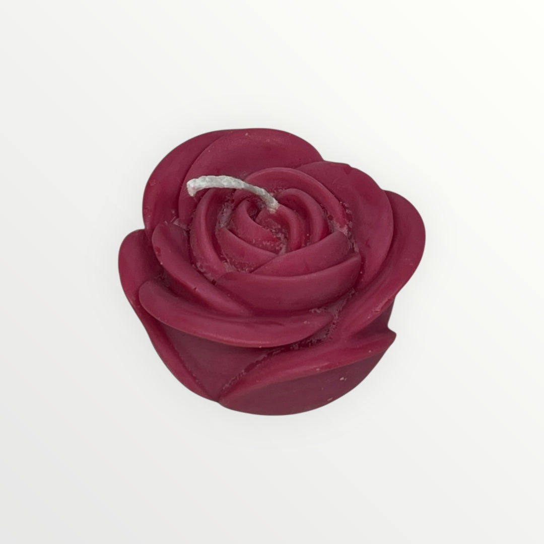 Yksityiskohtainen kukkakynttilä ruusun muodossa.