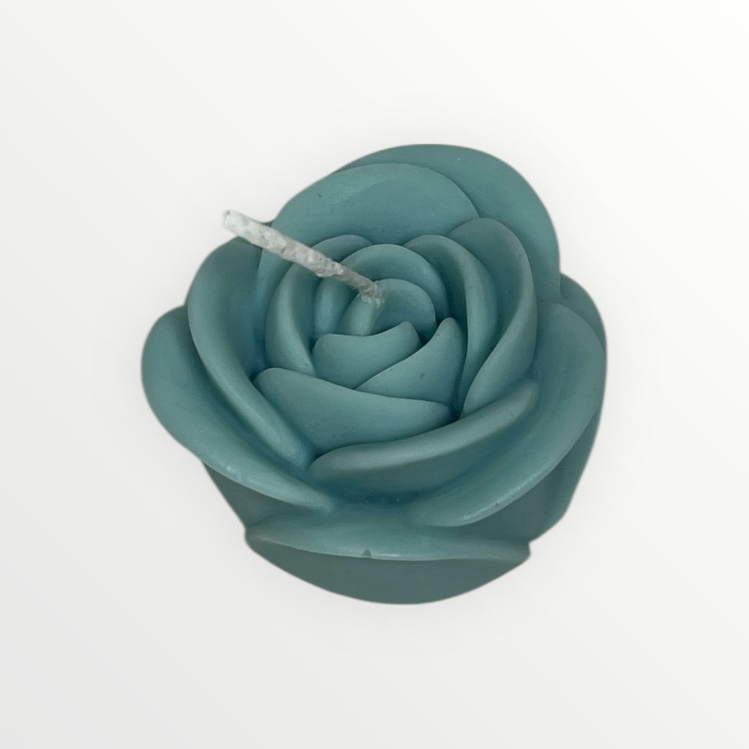 Käsintehty ruusun muotoinen kynttilä värillisestä vahasta.