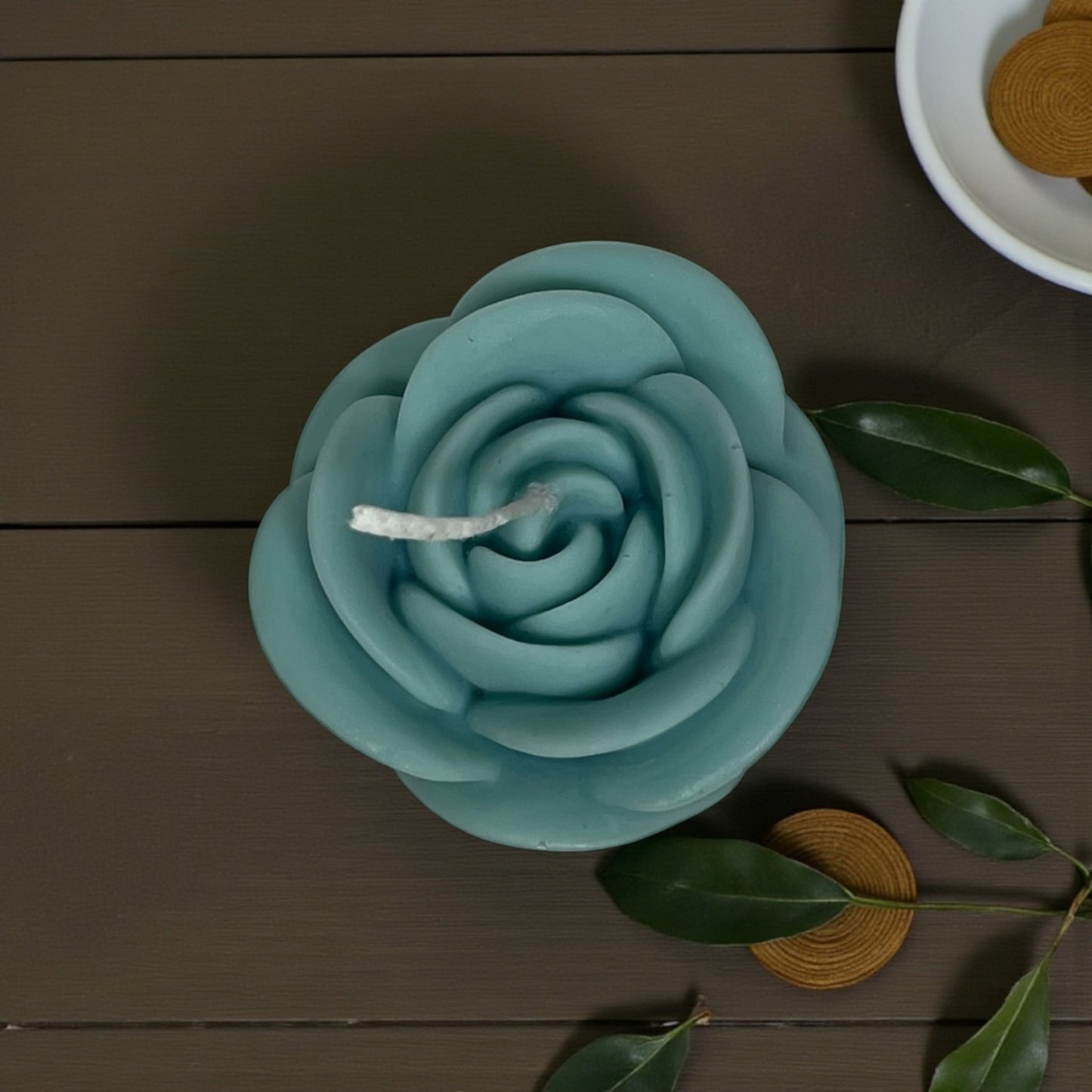 Käsintehty ruusukynttilä eri väreissä.