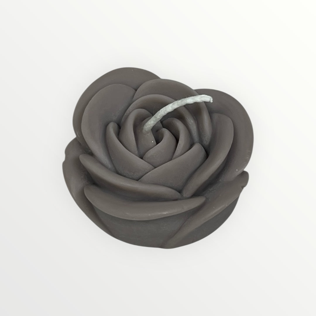 Ruusun terälehtiä jäljittelevä kukkakynttilä.