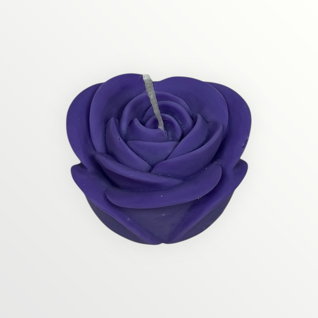 Ruusukynttilä, yksityiskohtaisesti muotoiltu kukkakuvioinen koriste.