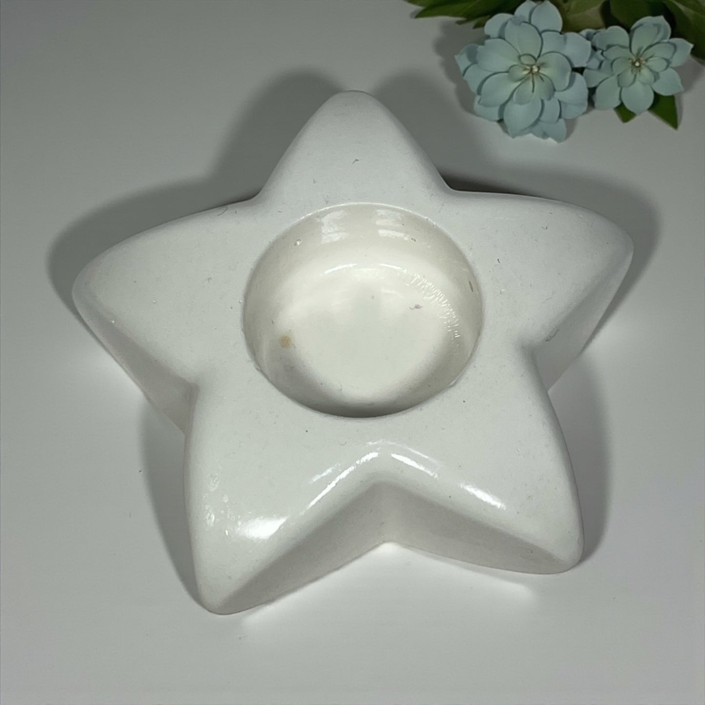 Violetti kukkakynttilä Lämpökynttiläkuppissa – käsintehty soijavahakynttilä